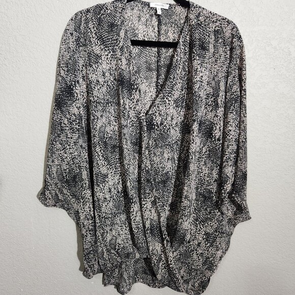 Maurices Blouse Womens 2 Black White Snakeskin Print Surplice Dolman V Neck Top - Picture 1 of 10